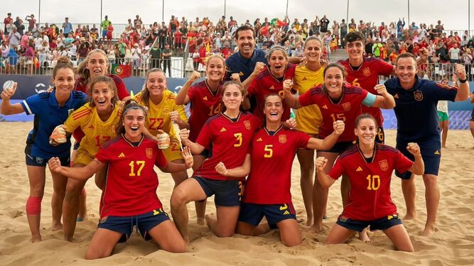 Las jugadoras de la selección española, entre las que se encuentra Jessica con el número 10, celebran el título.