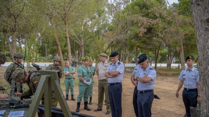 Los jefes del Estado Mayor del Ejército de Tierra español y portugués en la base de Viator.