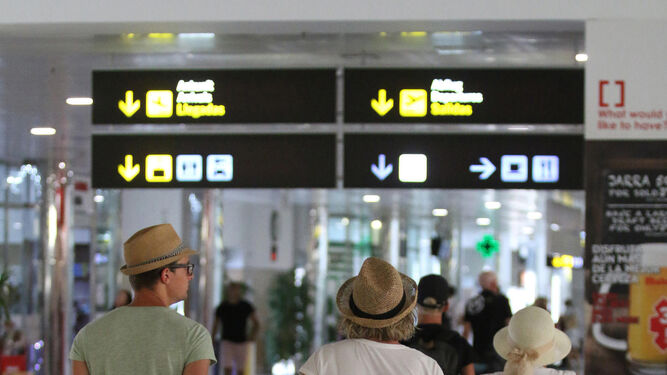 Turistas llegando al aeropuerto de Almería