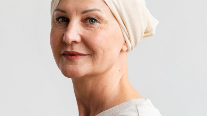 Mujer de mediana edad con cáncer de piel.