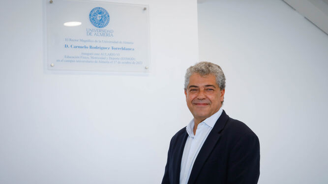 El rector de la UAL, Carmelo Rodríguez, junto a la placa de la inauguración.