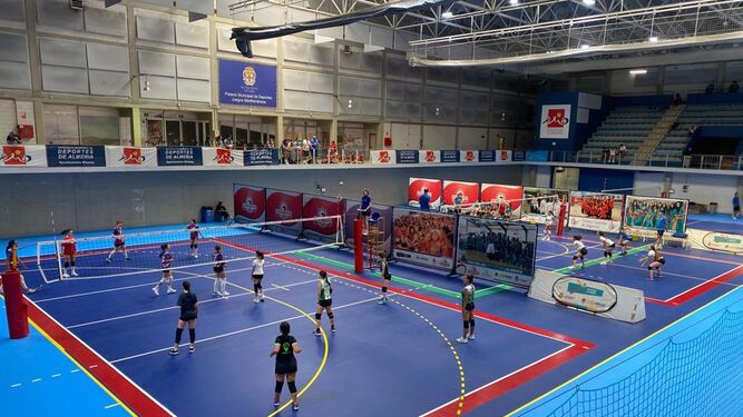 Imagen del Palacio de los Juegos Mediterráneos durante el desarrollo de una competición de voleibol.