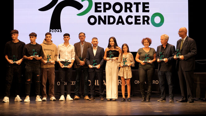 Foto de familia con los distintos premiados en la XXVI Fiesta del Deporte de Onda Cero Radio Almería.