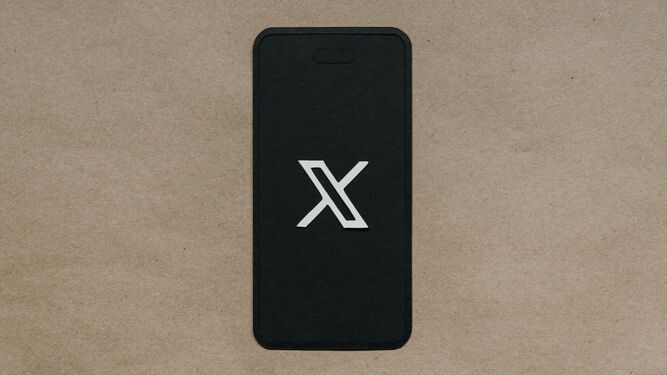 Logo de X (antigua Twitter) en un smartphone.