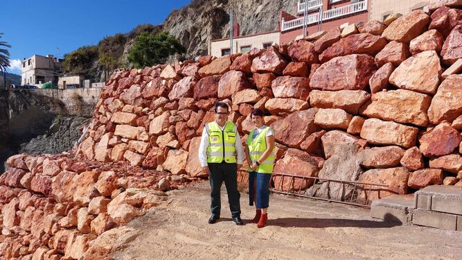 Alcaldesa y diputado de Fomento han visitado las obras del nuevo muro de contención.