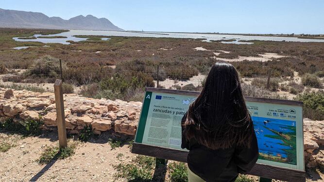 Una joven aprecia las visitas de Las Salinas  de Cabo de Gata desde el mirador.