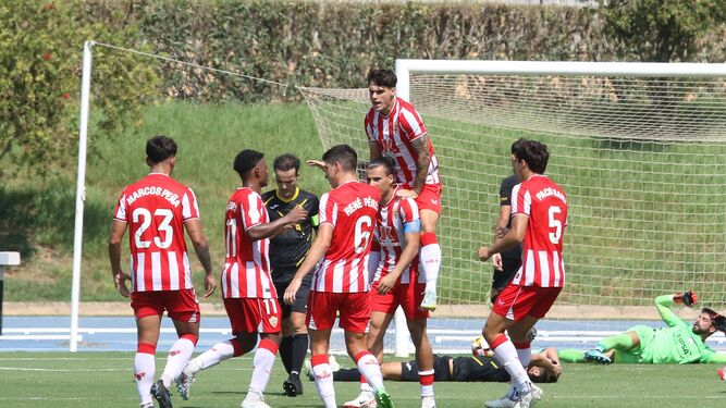Los jugadores del filial rojiblanco celebran uno de los tantos frente al Poli Almería