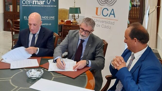 Un momento de la firma del protocolo entre CeiMar, UCA y el Clúster Marítimo.