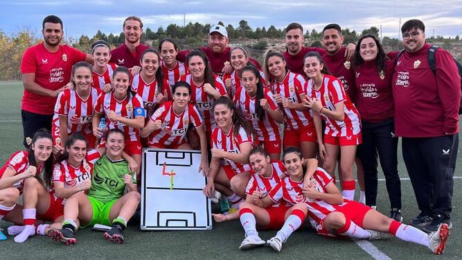 Las rojiblancas celebran el triunfo conseguido en la Ciudad Deportiva del Levante UD este domingo.