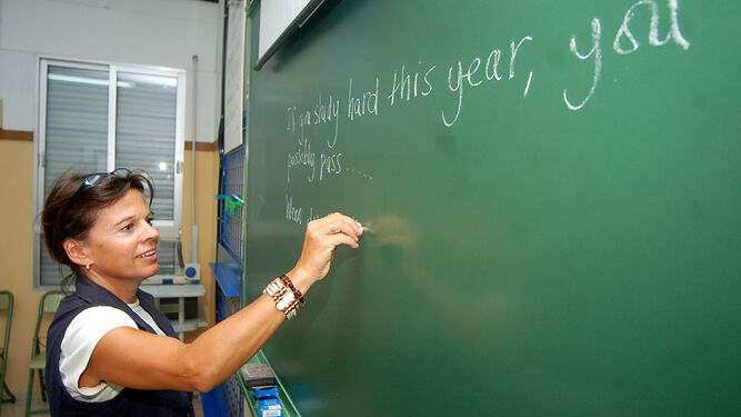 Una de  las profesoras en una Escuela  Oficial de  Idiomas  durante una clase de  inglés.