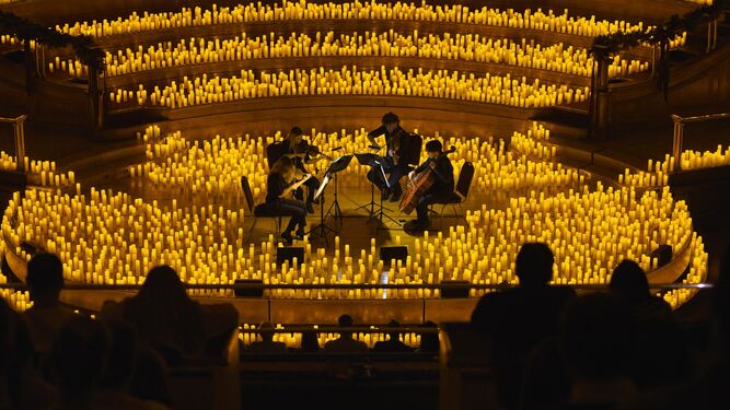 Espectacular estampa de uno de los conciertos de Candlelight en Londres.