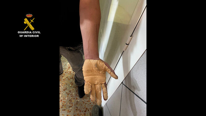 Uno de los detenidos muestra una de las manos que había camuflado.