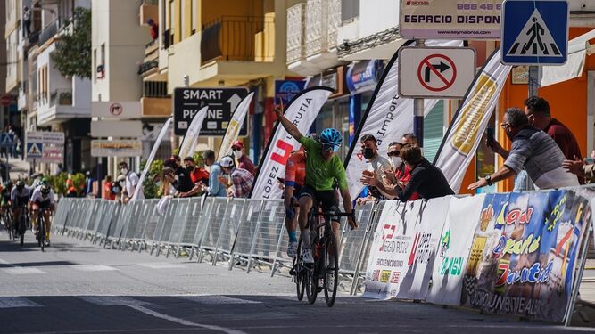 Llegada a línea de meta del vencedor de la Vuelta Ciclista a Almería en una edición anterior.