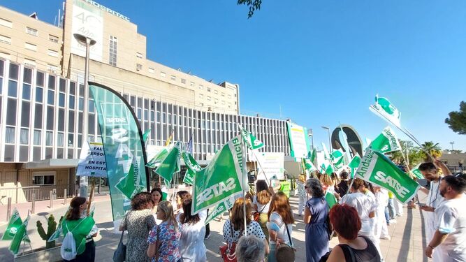 Protesta del Satse ante el Hospital de Valme, en Sevilla.