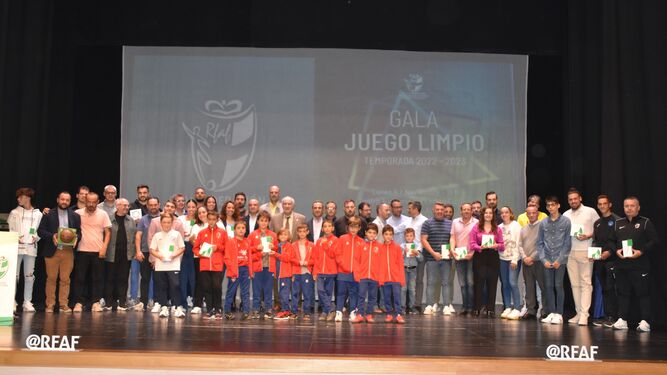 Foto de familia con los distintos premiados en la segunda edición de la Gala del Juego Limpio