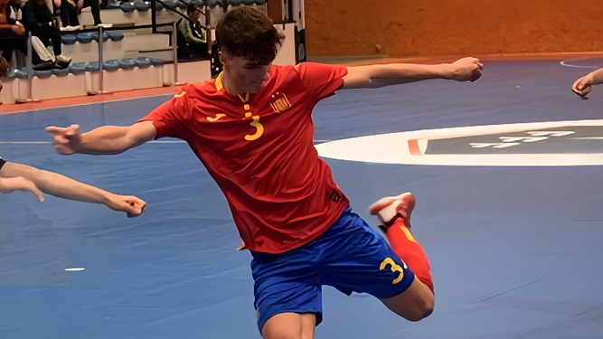 El jugador almeriense en plena ejecución de un disparo durante un partido con las categorías inferiores de la selección española.