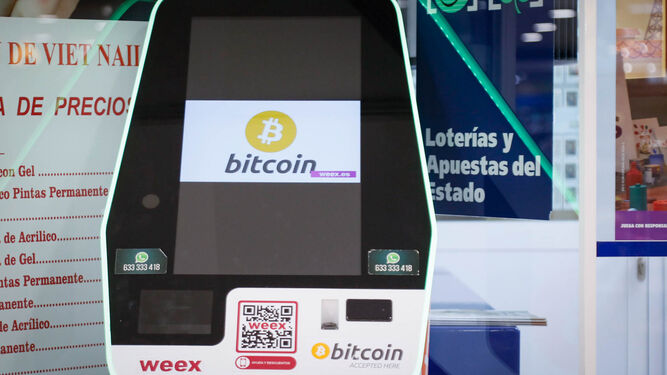 Pantalla del cajero de bitcoin, instalado en el Carrefour de la Avenida del Mediterráneo.