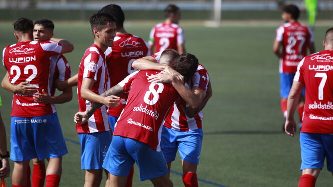 Los jugadores del Poli Almería celebran uno de los tantos en la Ciudad Deportiva de Los Ángeles