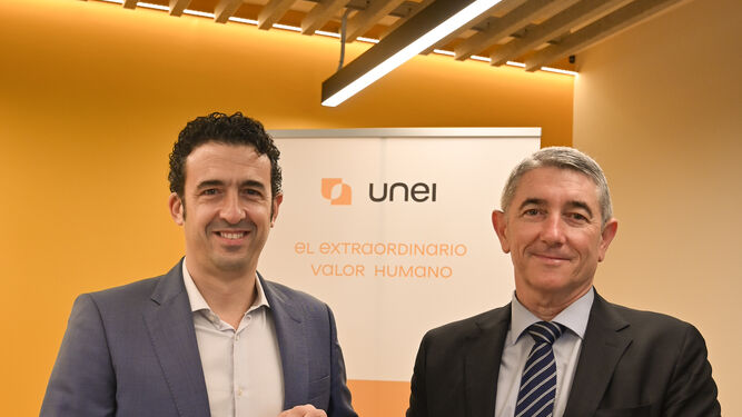 El director de UNEI, Rafael Cía, recibe el certificado del director de Aenor en Andalucía, Antonio Pérez Carreño.