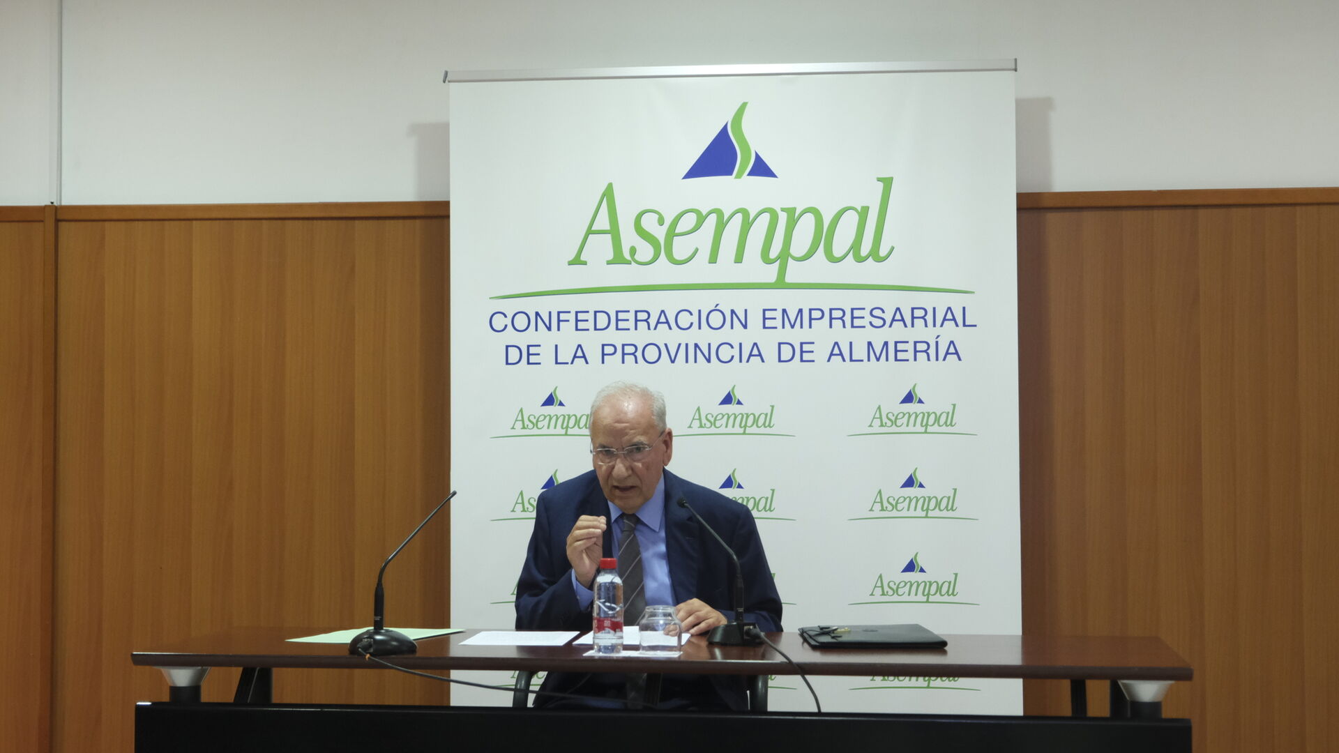 Im&aacute;genes de la conferencia de Alfonso Guerra en el Foro Empresarial de Asempal, en Almer&iacute;a
