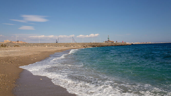 La playa de Las Olas de Almería, en una imagen de archivo.