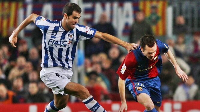 Gaizka Garitano y Andrés Iniesta disputan el balón en un duelo en el Camp Nou