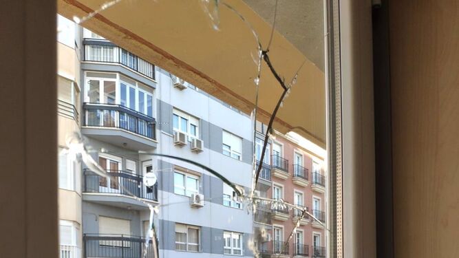 Daños en una ventana del PSOE.