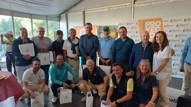 Foto de familia con los ganadores del XIX Torneo Benéfico de Golf de Proyecto Hombre Almería.