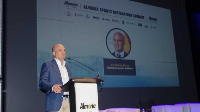 El diputado de Deportes durante su intervención en el II congreso ‘Almería Sports Destination-Summit’