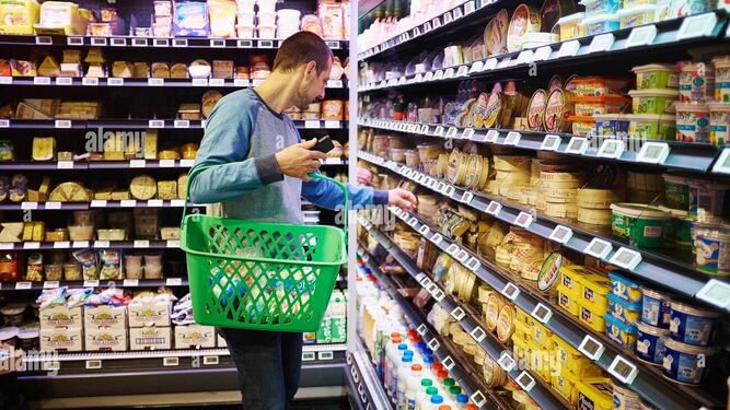 Un hombre realizando compras en un supermercado.