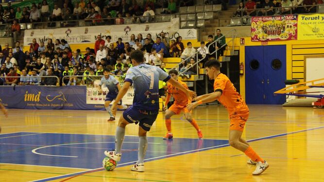 Juanan pivotea en una jugada de ataque del El Ejido Futsal contra el Burela
