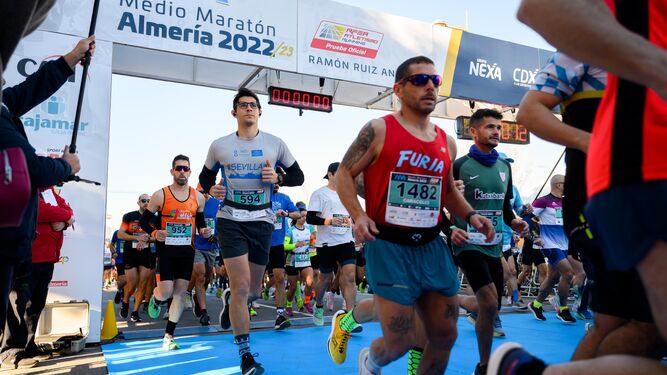 Algunos de los corredores que participaron en la Media Maratón de Almería 2022