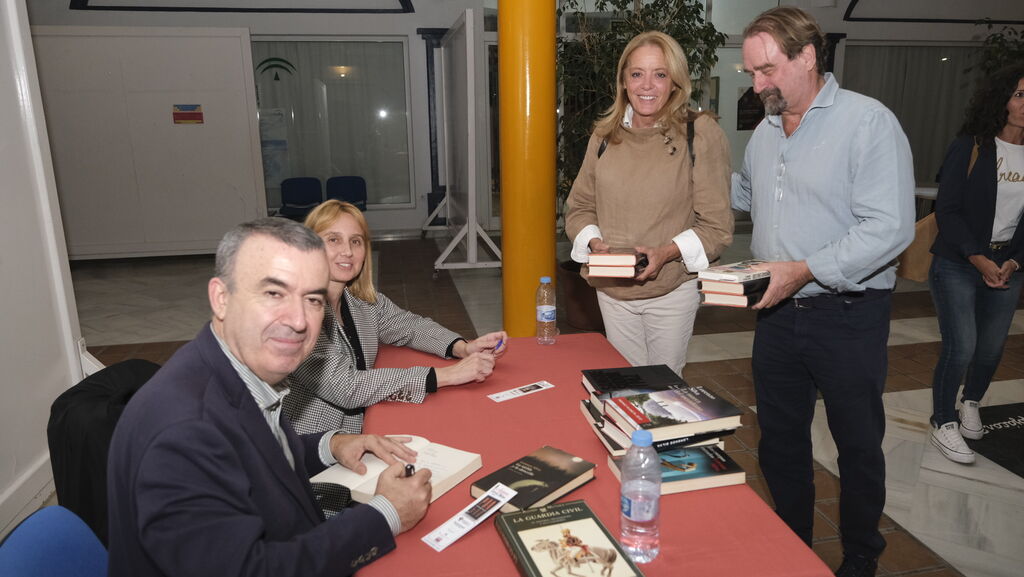 El Diario de los Libros con Lorenzo Silva y Noem&iacute; Trujillo, en Moj&aacute;car