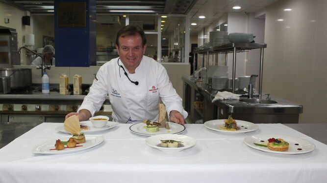 El cocinero Antonio Carmona con los platos del menú de este jueves.