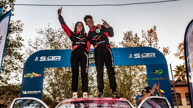 El almeriense Francisco Puertas junto a la malagueña Miriam Antelo celebran el título sobre el podio.