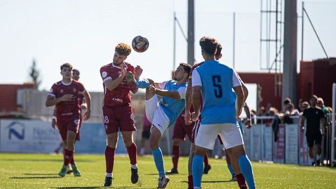 Un futbolista del conjunto ejidense pugna por un balón con un rival en la visita al Rincón.