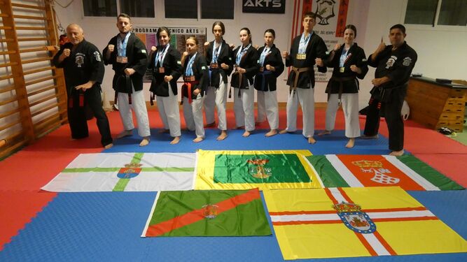 Los deportistas de la Comarca del Río Nacimiento posan con sus medallas del Campeonato de España de Kenpo.
