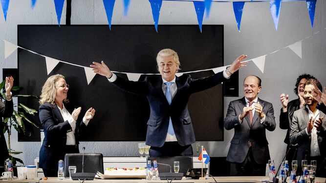 El líder del partido por la Libertad, Geert Wilders, celebra su victoria en las elecciones en Países Bajos.