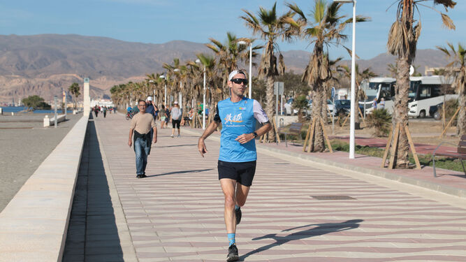 Un hombre corre en el Paseo Marítimo de Almería, siendo bueno el ejercicio contra el estreñimiento..