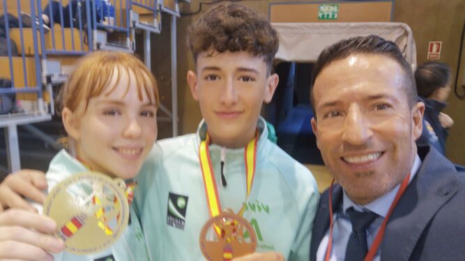 Los dos karatecas almerienses posan con su medallas logradas en el Campeonato de España Junior.