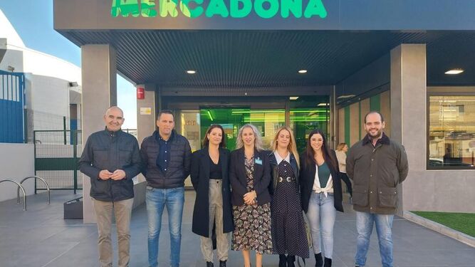La alcaldesa de Albox y la directora de Mercadona en la provincia de Almería han visitado el centro.