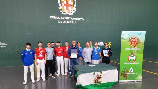 Foto de familia con los distintos participantes en el Campeonato de Andalucía de clubes  F-36 mt Paleta Cuero Absoluto.