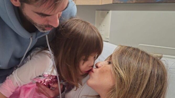 Paula del Fraile besa a su hija Claudia tras dar a luz a Iago, en una foto compartida en las redes