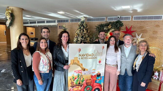 La alcaldesa y la presidenta del Puerto, junto al cartel de Navidad y concejales del PP.