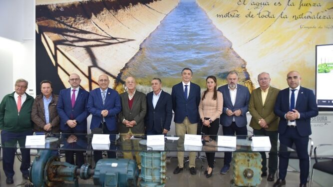 Foto de familia de las organizaciones de regantes unidas en Almería, con autoridades políticas.