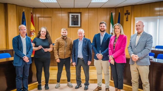 El alcalde de Roquetas firma los contratos para la concesión de dos establecimientos de hostelería