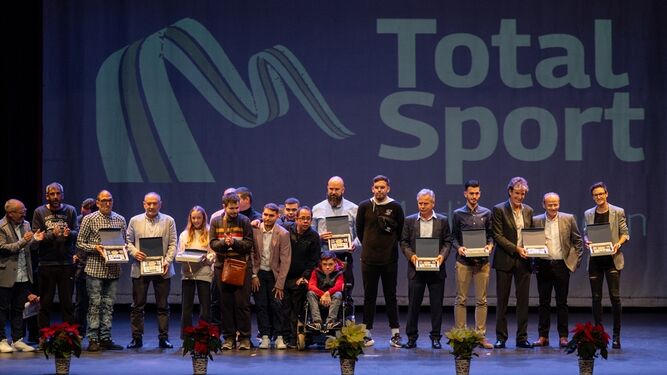 Foto de familia de los distintos galardonados en los Premios Deporte del Poniente cuya gala se celebró en Adra.