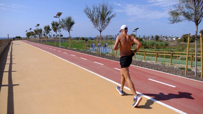 Una persona realiza ejercicio, una de las formas de combatir la pérdida muscular, en Almería