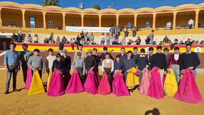 Profesores y alumnos de la Escuela Taurina de Almería, en la tradicional foto de familia al comienzo de la jornada.