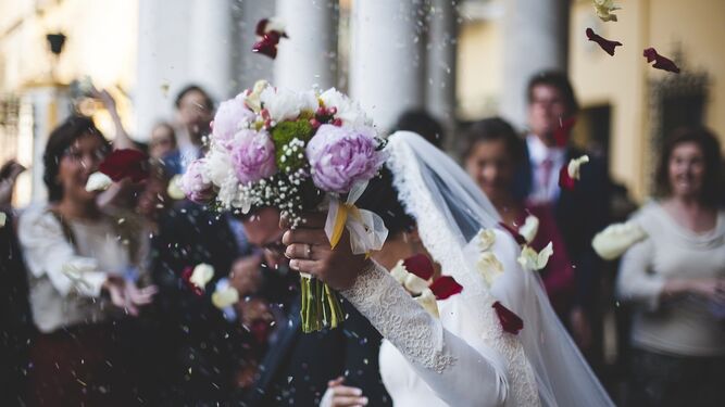Una pareja celebra con verdadera emoción, y rodeados de su gente, su llegada al matrimonio.